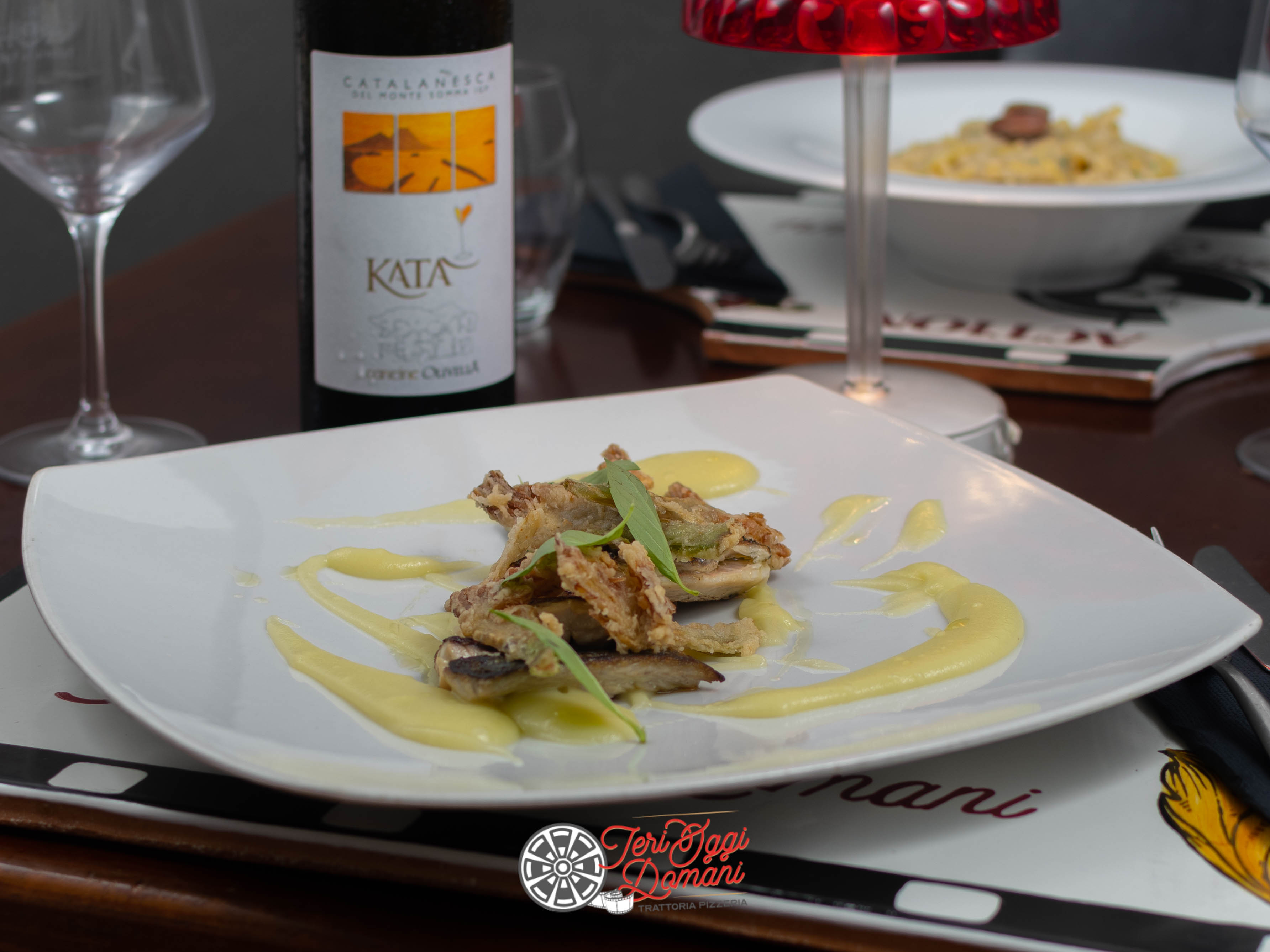 "Un connubio di sapori nel cuore di Napoli: Sgombro scottato con crema di patate e carciofi croccanti, una creazione dello Chef Antonio Castellano del Ristorante Ieri Oggi Domani"