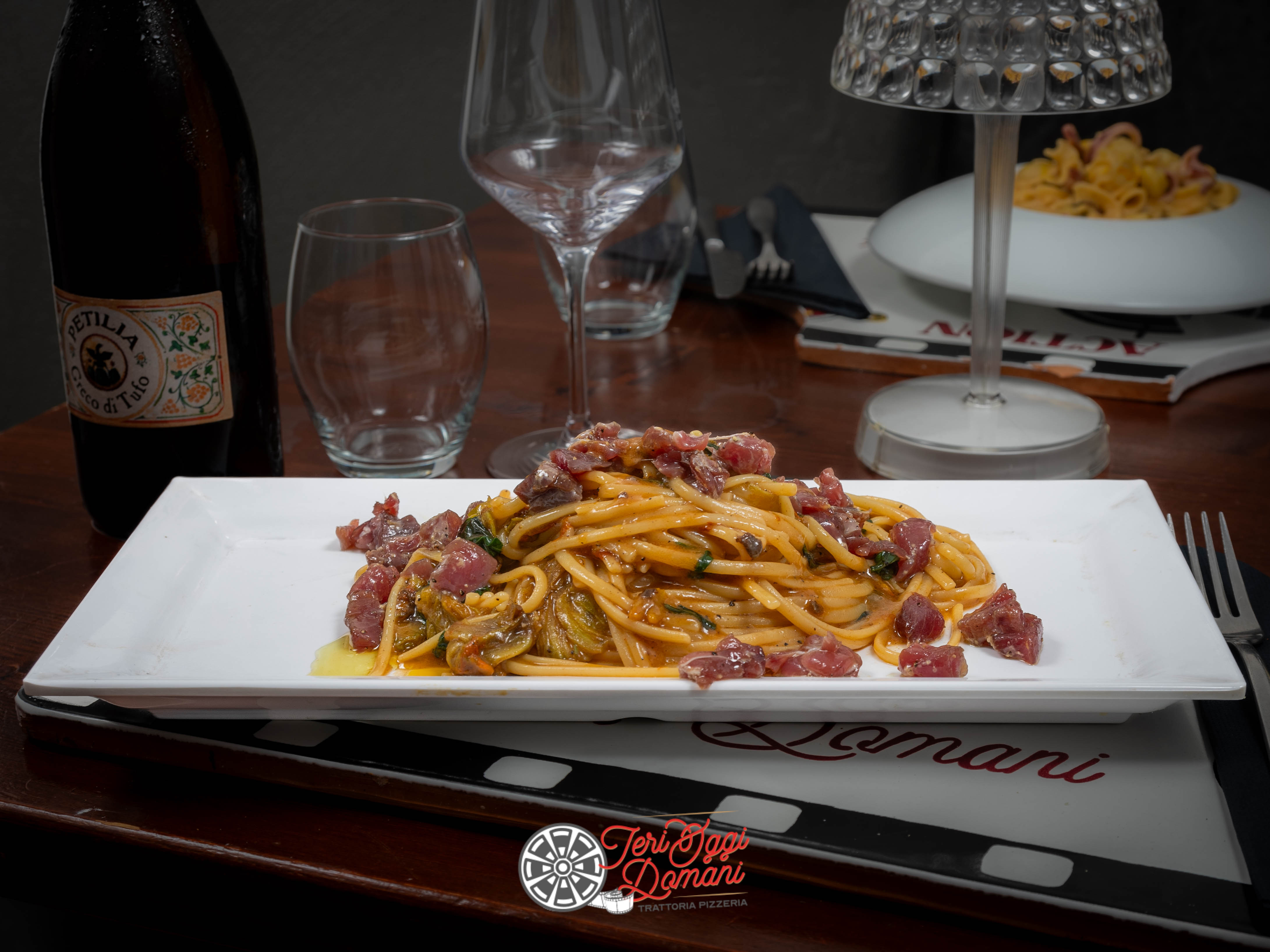 La Sinfonia del Sapore: Linguine, Talli di Zucchine e Tartare di Tonno - Un