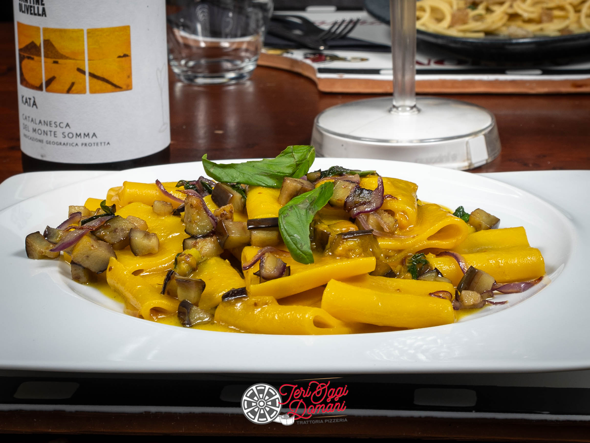 Paccheri Melanzana e Zafferano: Un Omaggio alla Cucina Napoletana